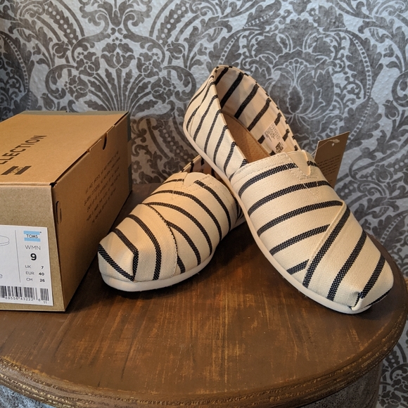 Toms Shoes - White / navy Rivera Stripe classic Toms